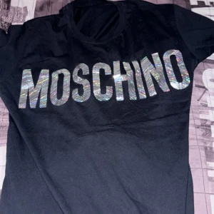 Moschino  - 10/10Skick dene skit fin men ja måste bli av med den för dene för stor för mig. äkta!  