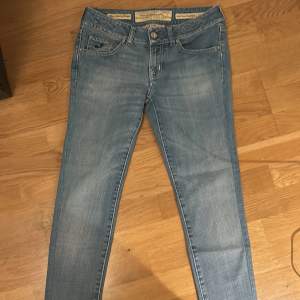 Säljer dessa jacob cohen jeans. Skick 10/10 aldrig använda. Silver knappar vilket gör dem mer sällsynta  efterssom att inte alla jacob cohen har det. Sänker priset vid snabb affär👍🏻