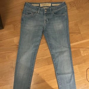 Jacob cohen  - Säljer dessa jacob cohen jeans. Skick 10/10 aldrig använda. Silver knappar vilket gör dem mer sällsynta  efterssom att inte alla jacob cohen har det. Sänker priset vid snabb affär👍🏻