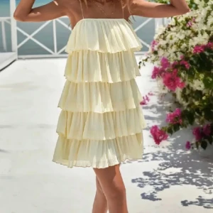 Gul volangkläning  - Lånade bilder! Endast använd en gång! Så fin!! 🤩 Kommer inte till användning🤗🤗