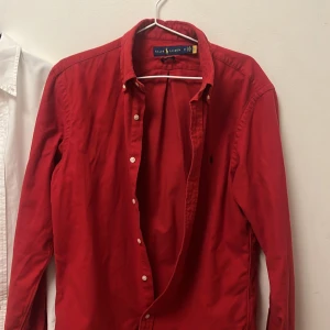 Ralph lauren skjorta  - Säljer en Ralph lauren skjorta som köptes förra vinter nästan aldrig andvänd skick 10-10 