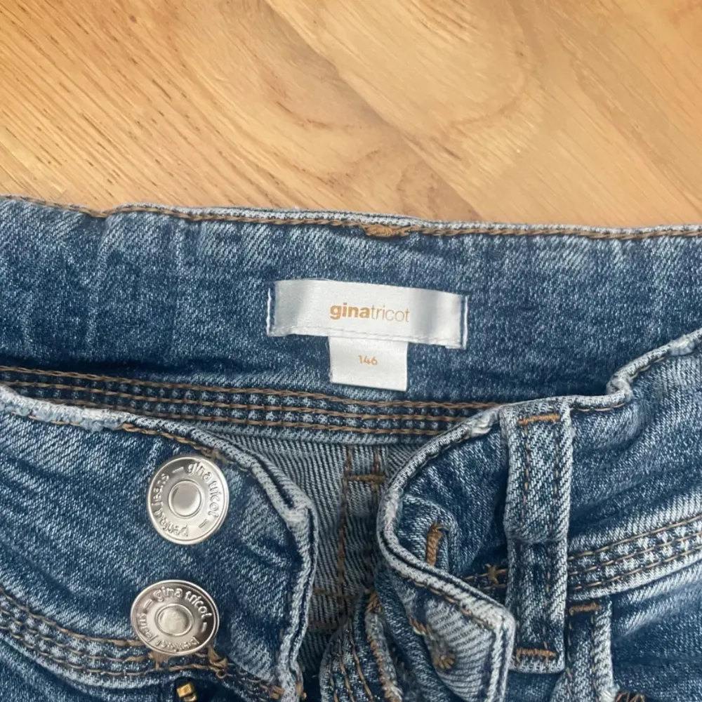 Blåa jeans från Gina tricot i storlek 146. Byxorna är lågmidjade, och bootcut.💞💞. Jeans & Byxor.