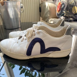 Evisu Skor - Säljer nu dessa sjukt feta Evisu skor! Evisu som är kända för sina jeans egentligen har inte gjort så mycket skor och speciellt denna modellen finns inte att hitta någonstans, så de e sjukt unika. Skick 7/10. Skriv för frågor, prisförslag och byten!