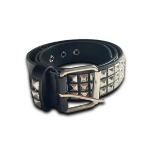 Svart nitat bälte - Säljer ett coolt svart nitbälte. Bältet har ett klassiskt spänne och flera hål för justering. Väldigt bra kvalitet trots att bältet är köpt på shein!💓