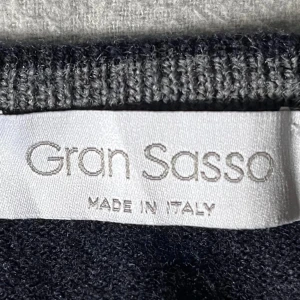 Gran Sasso - Säljer en riktigt fin tröja från det exklusiva märket Gran Sasso. Tröjan är i storlek S utan några defekter. Materialet i tröjan är virgin wool vilket är ett sjukt lyxigt och komfortabelt material. Tveka inte att höra av dig!