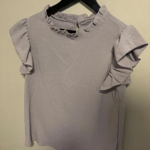 Blus  - Säljer Dena blus använder inte den och har inte använt den kanske en gång och så.. den är super fin men har ingen användning för den 