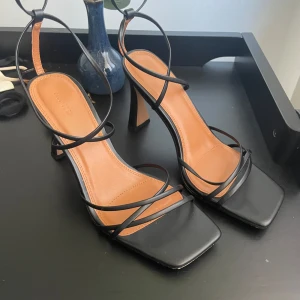 Svarta klackskor - Svarta klackskor med hög klack (9 cm) med snörning och fyrkantig tå i storlek 39 Använda en gång, säljer för att jag tyvärr använder klackskor för sällan😅 super snygga och sköna för att vara klackskor!! Nypris 600kr, mitt pris 300☺️