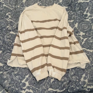 Tröja  - Materialet är skönt och mjukt. 