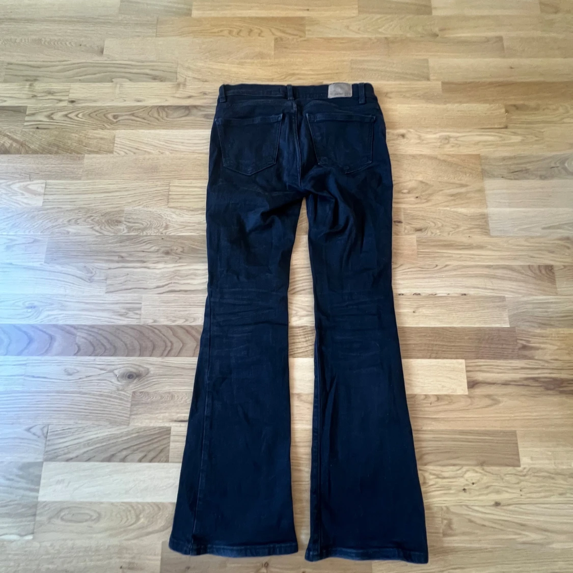 Svarta lågmidjade boot cut jeans