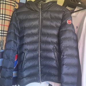 Colmar Jacka navy - Säljer en mörkblå colmar jacka i storlek 172cm 16y (passar S/XS). Jackan är använd men fortfarande i bra skick och har inga defekter, bara general wear. Hör av dig vid funderingar!