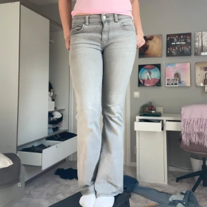 Grå lågmidjade bootcut jeans - Snygga grå jeans, lågmidjade bootcut. Short length, är 163 cm för referens!💘💘 Öppen för prisförslag. Skriv om ni har frågor, mått, fler bilder osv.