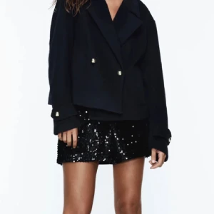 Zara kappa - Jätte snygg kappa fårn zara som inte säljs längre!💓💓 har ett hål inuti kappan, fråga gärna om fler bilder!