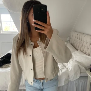 Ljus beige jacka från Gina tricot - Jätte fin jacka från Gina tricot, köpt på Rea för 300. Alldrig använt tyvärr och prislappen är kvar. Den är i storlek M men passar även mig som har S💕 säljer för 200