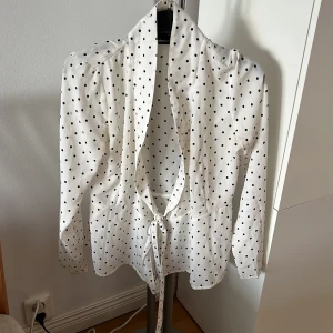 Prickig blus gina - Fin blus från Gina! Knytöppning. Var svårt att visa på bild. Pris diskuterbart ❤️