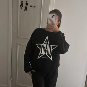 Kort svart Diesel tröja - En kort svart Diesel tröja🖤 Har använts 1 gång 