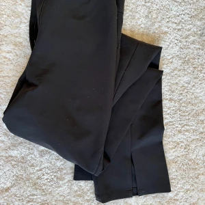 Kostymbyxor  - Byxor med slits fram storlek 38. Märke NAKD💗