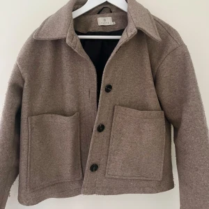 Brun kappa Kaffe - Brun jättefin kort kappa från Kaffe. Använd men i jätte bra skick, lite nopprig.