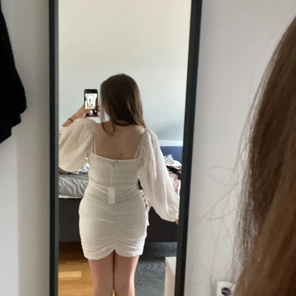 Väldigt fin studentklänning som jag aldrig använde eftersom jag hittade en annan. Lappen sitter fortfarande kvar, så den är i sprillans nytt skick!!. Mekot.