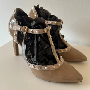 MARCO TOZZI PUMPS - Så snygga klackar ifrån MARCO TOZZI storlek 38. Klackarna är köpa ifrån Vinted men aldrig använda av mig. Som nyskick använda någon enstaka gång av tidigare tjej.  Nypris 1000:- Säljer för samma pris som jag köpte då jag har aldrig använt dem.