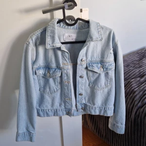 Jeans jacka - En jeans jacka från zara. Väldigt fin. Inga defekter, bara använt 2 gånger.