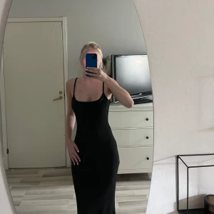 Långklänning - Skimsdupe. Såå skönt material. Säljer då den ej får användning. Jättefint skick.