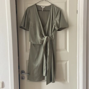 Satinklänning - Klänning från Object