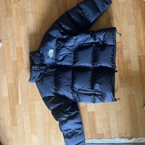Puffer jacka north face - Storleken är xl men passar nog rätt mycket mer som en L. För liten för mig och har xl vanligtvis 