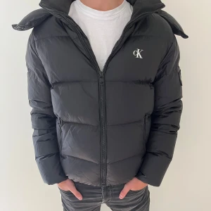 Calvin Klein Jacka - Hej! Säljer nu denna Calvin Klein jacka då jag köpt en ny! Skicka 9-10/10 förutom en liten defekt som täckts över med en pytteliten lag-lapp. Bara att höra av er för fler frågor eller funderingar🙌