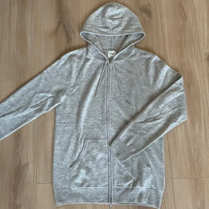 John Henric Kashmir zip hoodie  - Säljer en John Henric Kashmir zip hoodie som är i ett bra skick!  Storlek M! Hör gärna av dig om du har frågor!