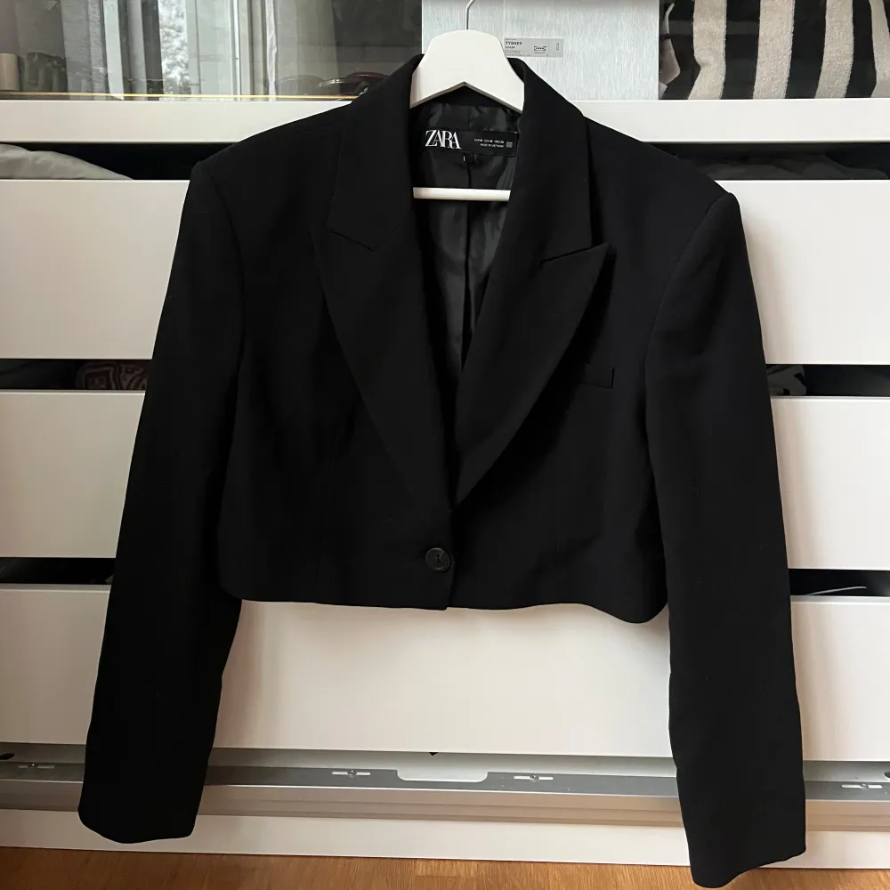 Svart kroppad blazer från Zara🖤 Aldrig använd! Stl M. Jackor.