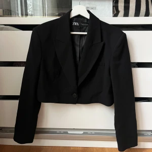 Croppad blazer - Svart kroppad blazer från Zara🖤 Aldrig använd! Stl M