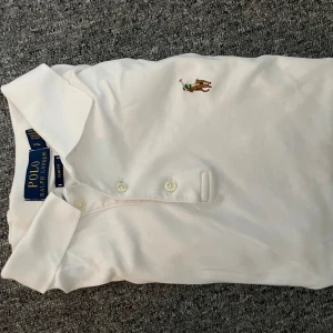 Ralph lauren piké - Stilren och riktigt bekväm piké från Ralph lauren. I storlek S💯 Använd fåtal gånger! Skick 9/10! Hör av dig vid minsta fråga eller fundering 🤗