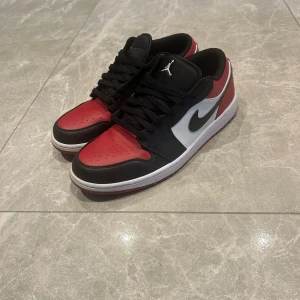 Jordan 1 low bred toe red - Använd typ 1 gång. Dem var för små så väljer att sälja dem. Dem skulle även passa storlek 45. SKRIV FÖR SNABB AFFÄR!! Mvh elt.wear