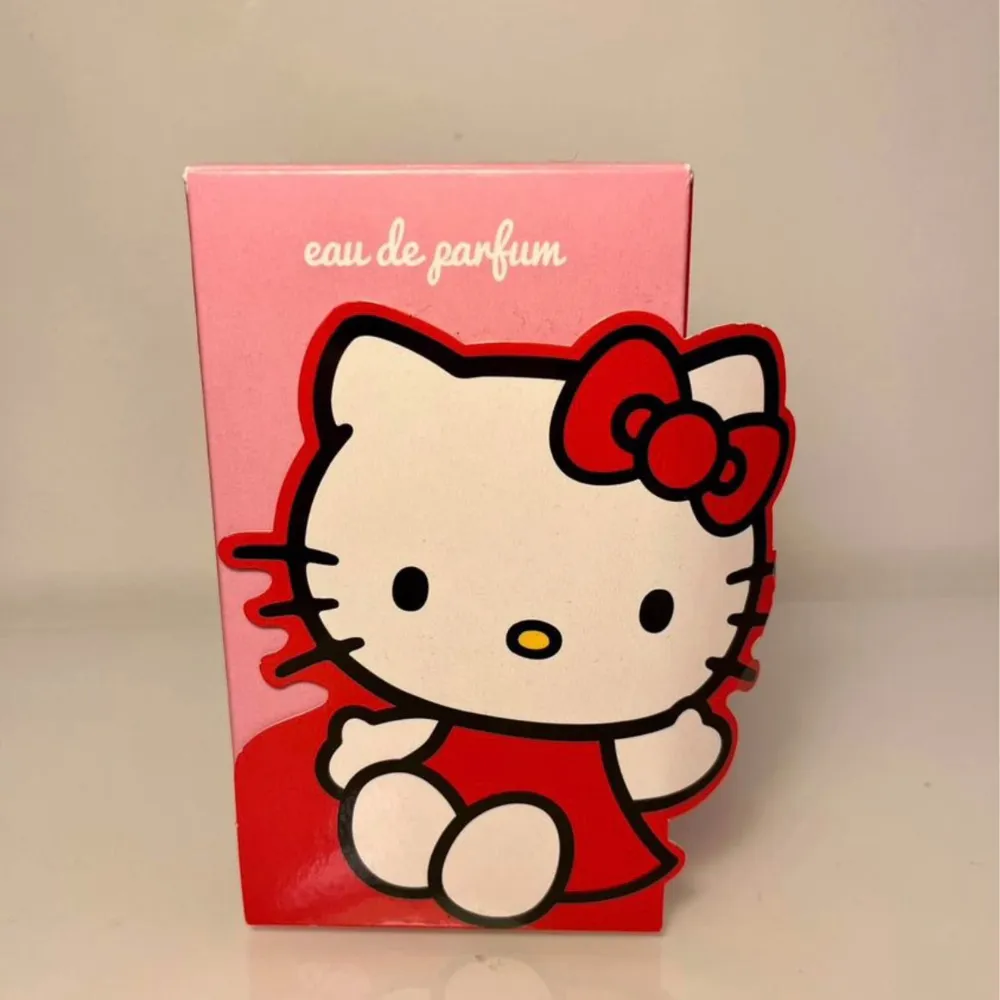 En supergullig hello kitty parfym för alla hello kitty älskare 🎀   Den är helt ny och luktar otroligt sött och gott. Har en egen jag använder men säljer denna oanvända. Pris kan diskuteras vid snabb affär! 🩷  Möts helst upp i Sollentuna området 🥰 . Parfym.