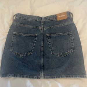 Jeanskjol weekday - Super snygg jeans kjol från weekday! Mycket bra skick, säljer då den är för liten. 