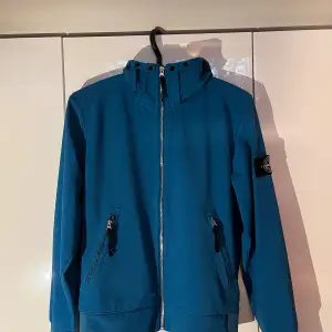 Blå Stone Island jacka, storlek M. Vit badge. Mycket bra skick 