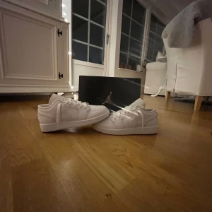 Jordan 1 low white - Stl 38,5, skick 9/10. Bara att höra av er vid frågor funderingar. 