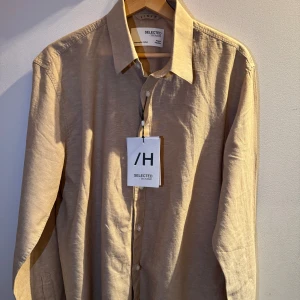 Linne skjorta - Väldigt fin linne skjorta i strolek L. Aldrig använd, lappen sitter kvar. Orginal pris 600. Har du funderingar hör av dig.