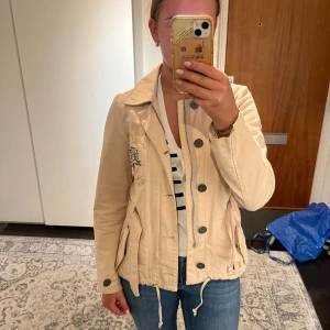 Jacka - Jacka från odd molly Liten defekt - se bild Stl 1 = S 100kr