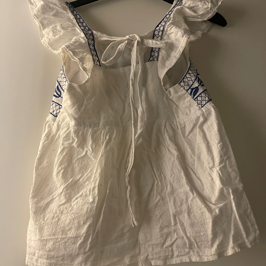 Vit topp med blå broderier - 90