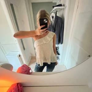 One shoulder topp - Intressekonflikt på denna super söta one shoulder topp från Mango. Hör av er vid frågor eller flera bilder 💓💓