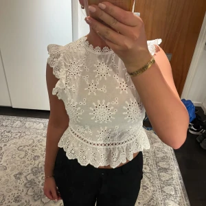 Topp - Söt vit topp  Stl xs/s Knappar baktill 40kr