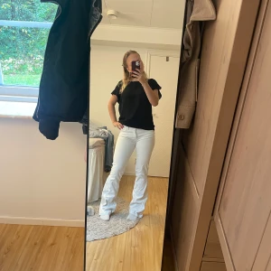Vita bootcut jeans - Ett par snygga jeans som jag sytt om från skinny till bootcut. Säljer då dom inte kommer till användning. De är använda 2 gg men har lite defekter som visad på sista bilden. Skriv vid funderingar. Skulle säga att storleken är 36/38 och medel midja.