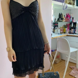 Cocktail klänning✨ - Superfin unik cocktail klänning ifrån clockhouse i väldigt gott skick🩷.  Står ingen storlek men skulle säga att den passar S! Skriv för mer frågor!💕