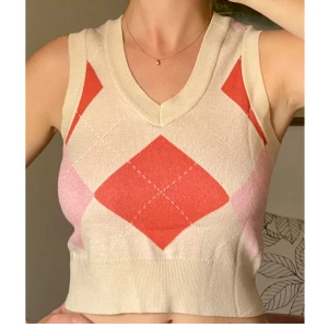 Beige och rosa rutigt linne från BikBok - Ett beige och rosa rutigt linne från BikBok i stickad känsla. 🩷strl S ☺️