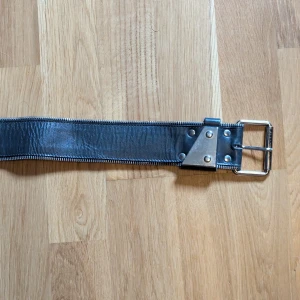 Svincoolt bälte - Skärp med typ en dragkedja på kanten, SÅ COOL!!! Säljer då den tyvärr inte passar mig längre. Skriv gärna om ni har frågor. Passar 86-76 cm runt midjan