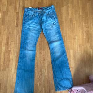 Jätte snygga jeans med los waisted var för små för mig köpte dom här på Plick bilder tagna från förra säljaren  skriv gärna om du är intresserad innan du klickar på köp 💕💕