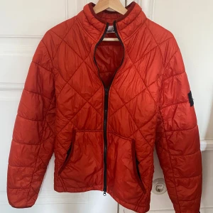 Stone Island jacka - Orange Stone Island jacka i väldigt bra skick. Storlek M passar S. Nypris 8000 ungefär. Pris kan diskuteras, skriv om funderingar🙌
