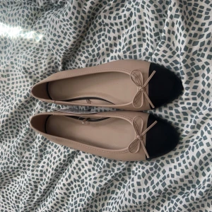 Ballerinaskor - Säljer mina ballerinaskor då dom inte kommer till användning längre. Endast använda 2-3 gånger korta stunder så dom är i väldigt fint skick.💞