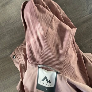 Vår/höstjacka  - Rosa McKINLEY jacka. Höst/vår jacka. Storlek 38, knappt använd. Inköpt på Intersport. 